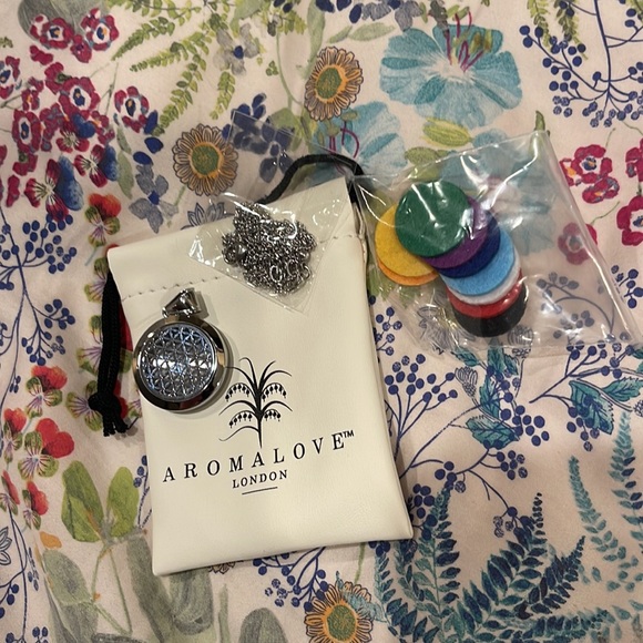 AROMALOVE London Pendant/locket and chain - Picture 4 of 6